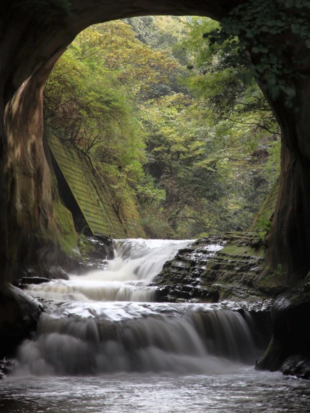 Tokyo-Tokyo Chiba Kameigawa Cave Heart Reflection Waterfall, with a rainbow in the sunlight