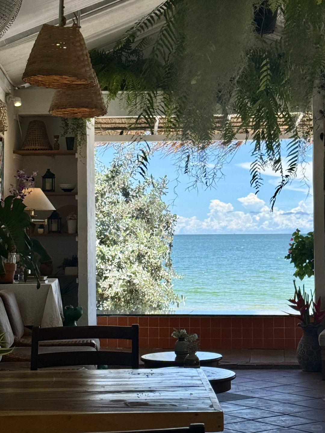 Hua Hin-Chom Kluen, a beachfront resort-style cafe in Hua Hin, this is the life of travel