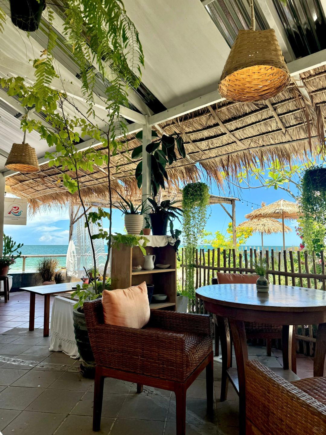 Hua Hin-Chom Kluen, a beachfront resort-style cafe in Hua Hin, this is the life of travel