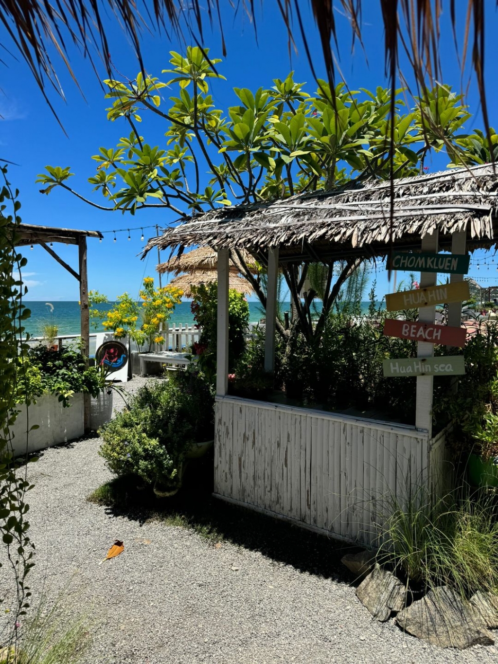 Hua Hin-Chom Kluen, a beachfront resort-style cafe in Hua Hin, this is the life of travel