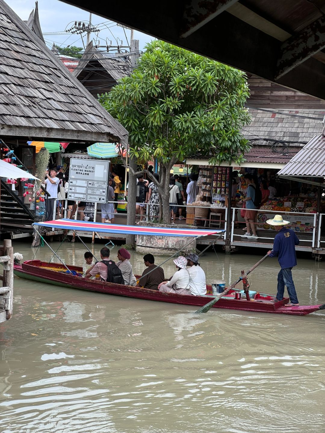 Pattaya-Pattaya Sifang Floating Market, local milk tea, fruits and handicrafts are cheap and good quality