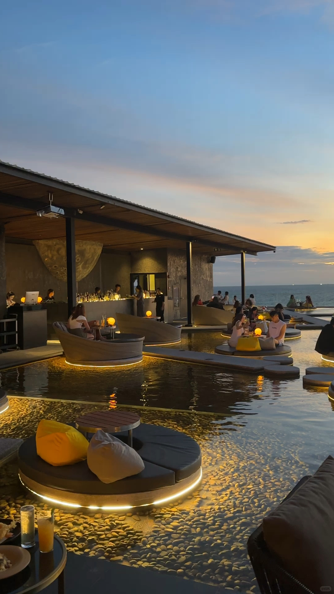 Pattaya-Ana Anan hotel rooftop restaurant Over the moon, enjoy the romantic sunset and food