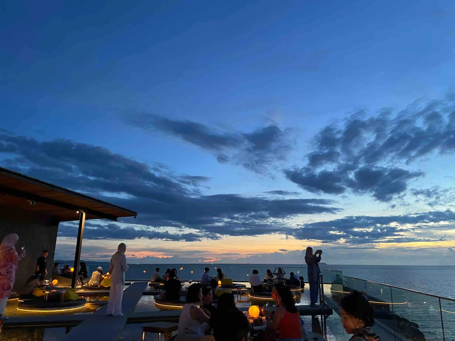 Pattaya-Ana Anan hotel rooftop restaurant Over the moon, enjoy the romantic sunset and food