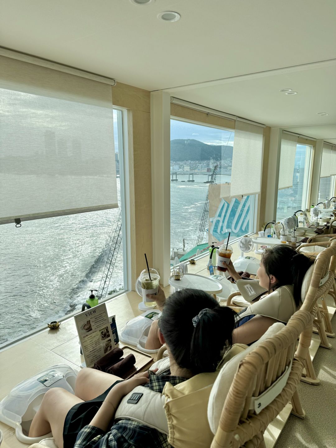 Busan/Jeju-Foot bath cafe view, a cafe where you can soak your feet in the white shallow beach of Busan