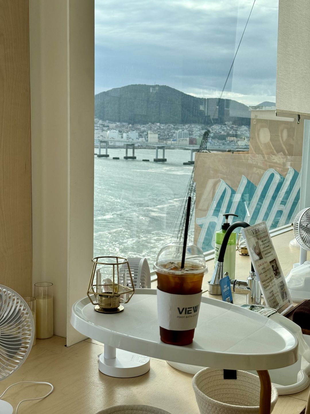 Busan/Jeju-Foot bath cafe view, a cafe where you can soak your feet in the white shallow beach of Busan