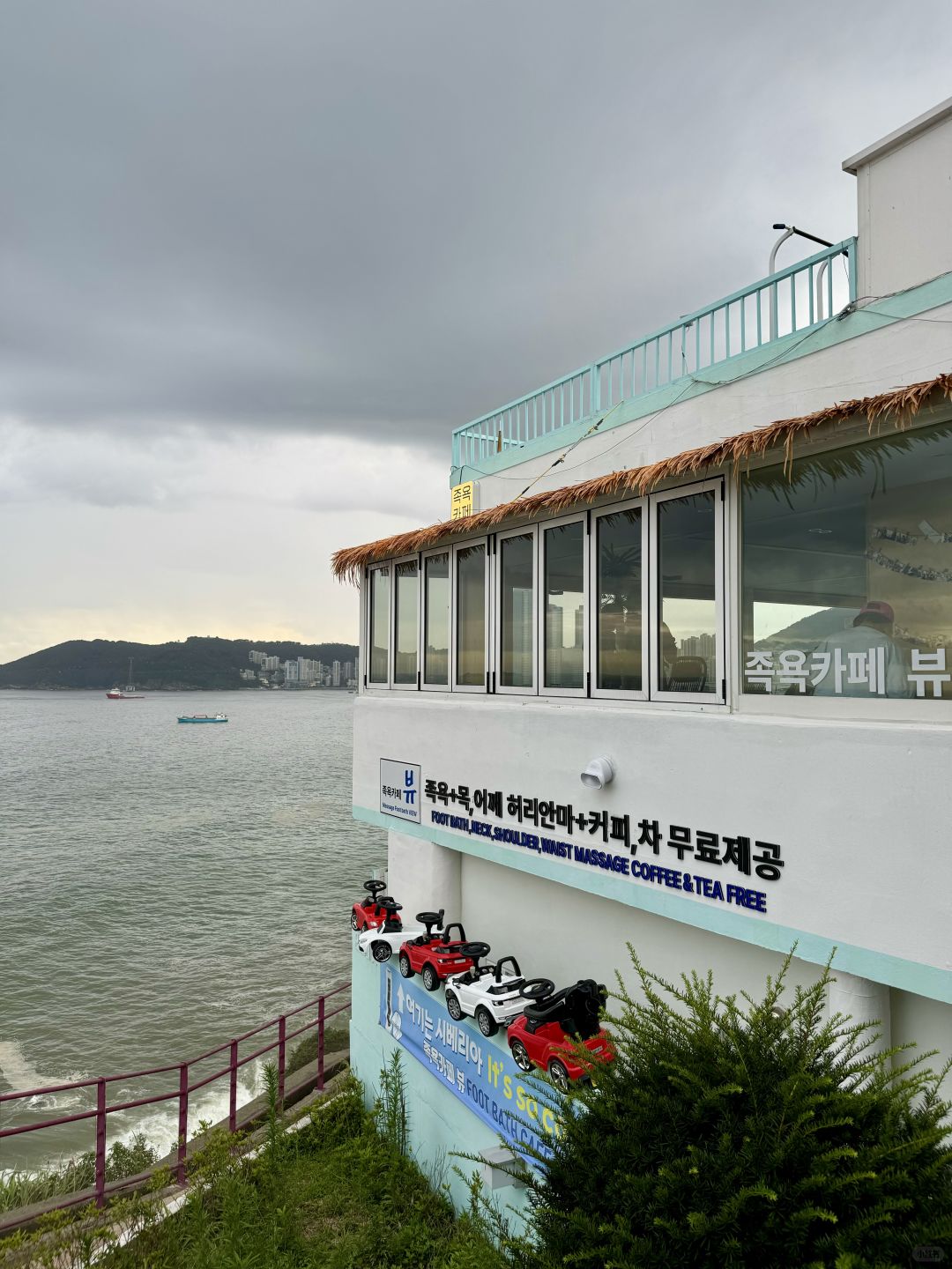 Busan/Jeju-Foot bath cafe view, a cafe where you can soak your feet in the white shallow beach of Busan