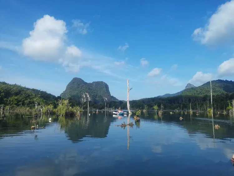 Krabi-Travel to Mirror Lake in Krabi Island, a beautiful secret place that you will never expect