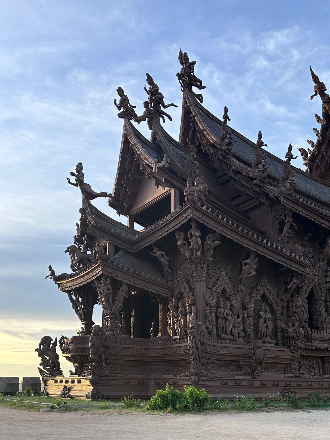 Pattaya-Pattaya Temple of Truth, admire the all-wooden palace, and feel the sense of faith