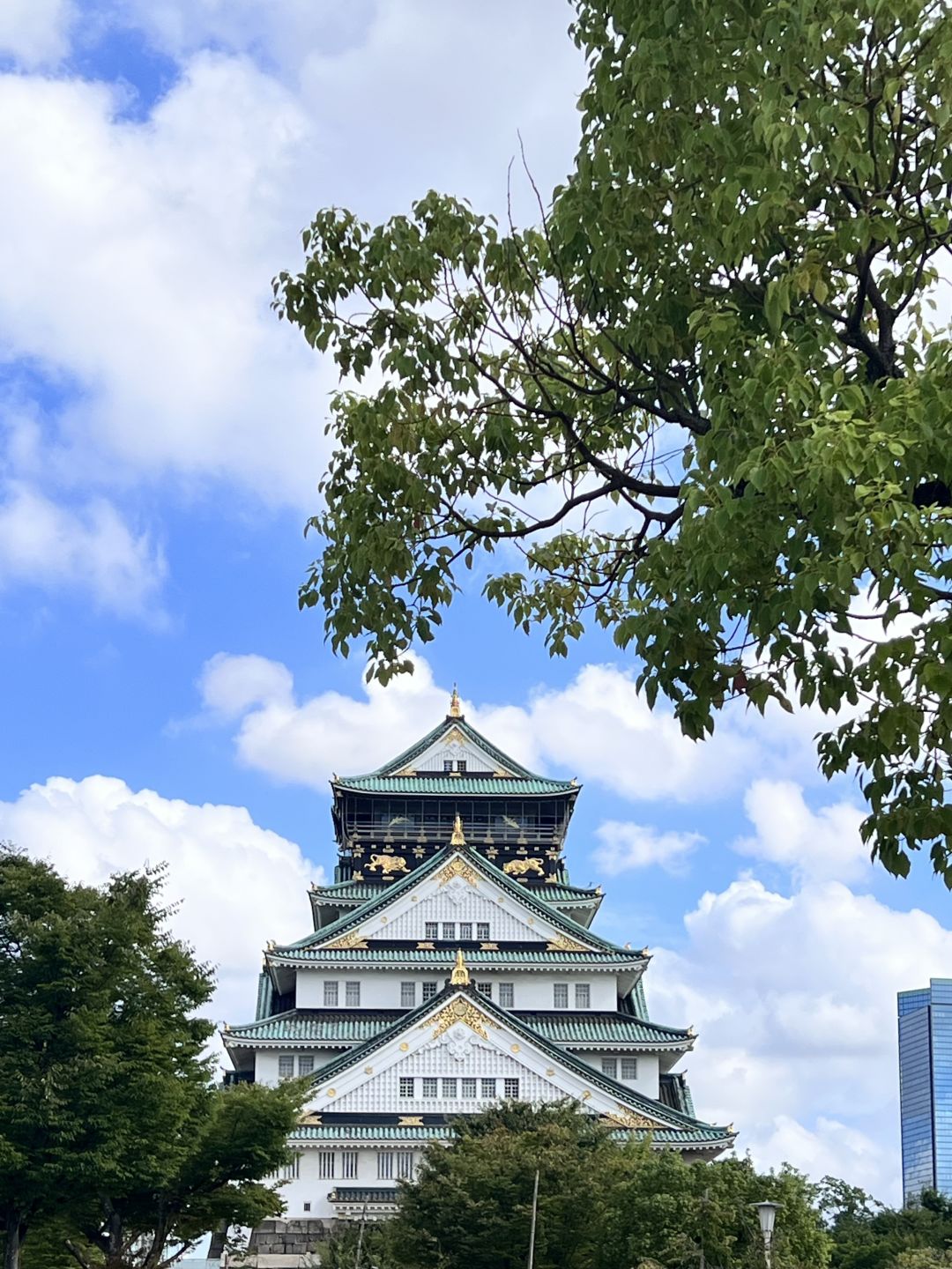 Osaka-Osaka, Japan, Tongtian Pavilion viewing platform landscape, blue sky and white clouds