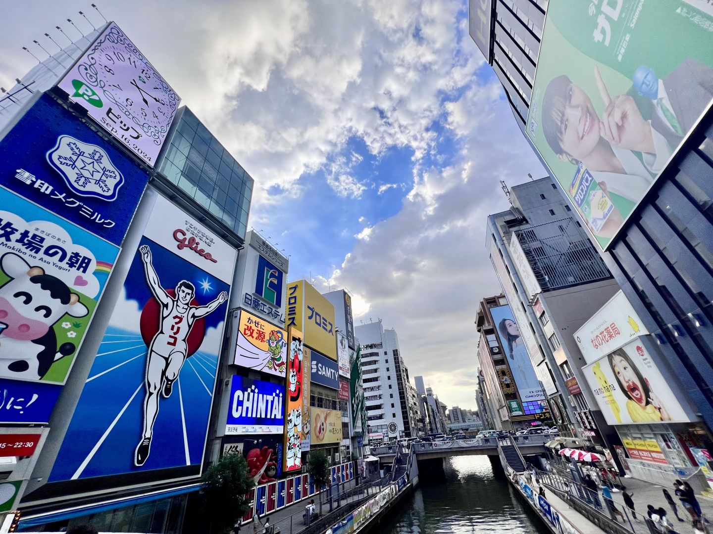 Osaka-Osaka, Japan, Tongtian Pavilion viewing platform landscape, blue sky and white clouds