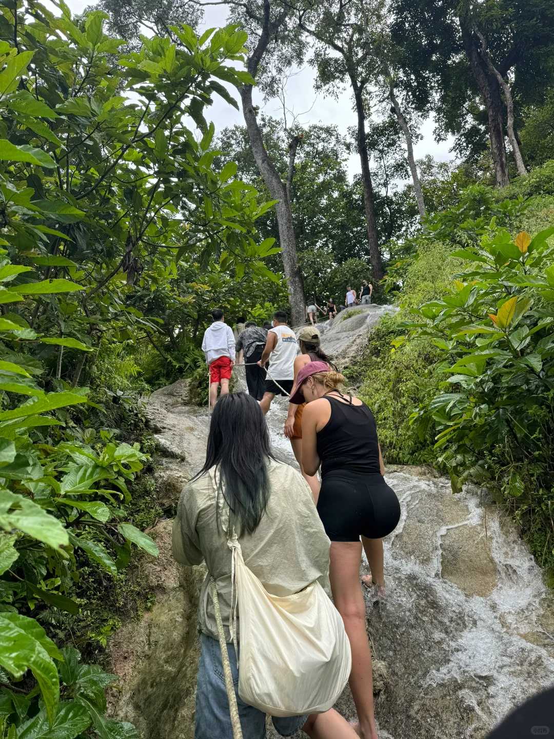 Chiang Mai-A day of playing in the water at the Sticky Waterfall in Chiang Mai, the road was very slippery