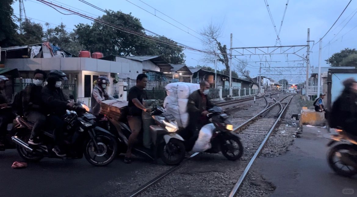 Jakarta-Jakarta, one of the most congested cities in the world, with dirt, chaos and slums