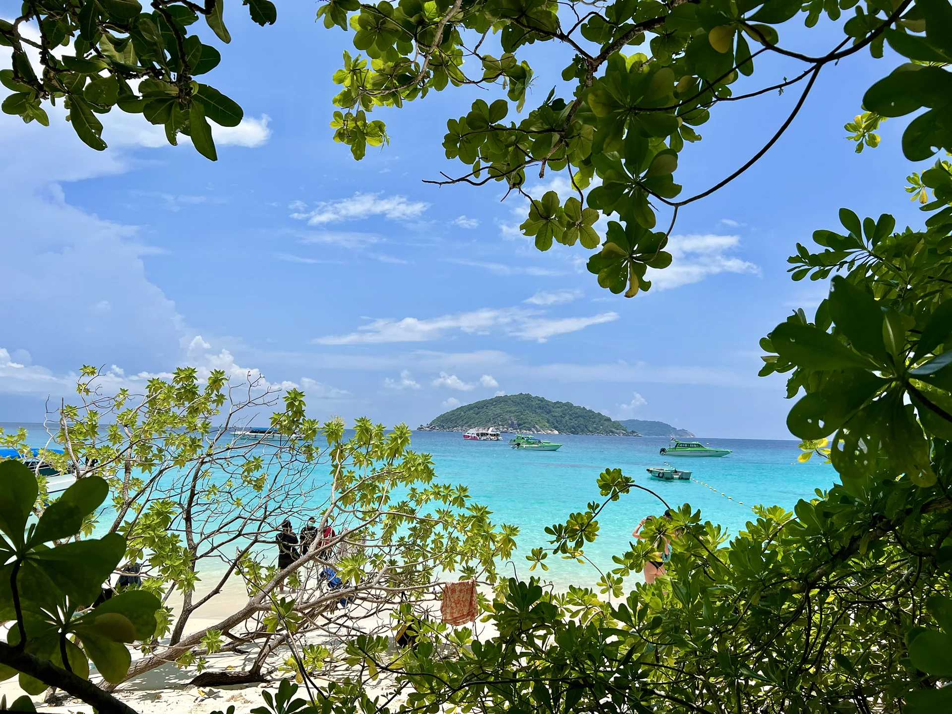 Phuket-Phuket must-see Maldives in Thailand, Similan Island to see the sailing rocks and underwater snorkeling