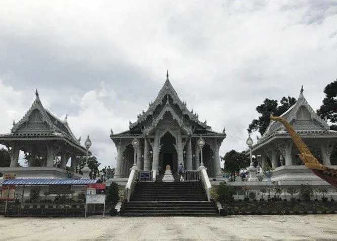 Krabi-The handrails on both sides of the steps at Wat Kerawaram in Krabi are golden dragons connected end to end.