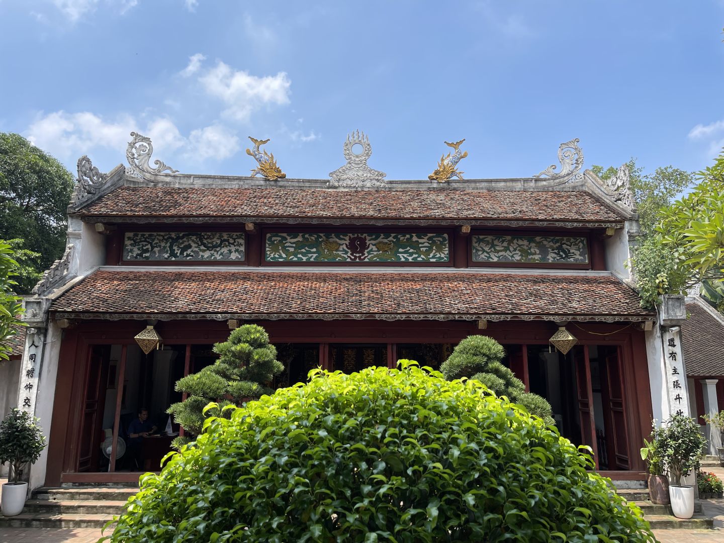 Hanoi-Hoan Kiem Lake, the island where Le Thai Tou returned his sword to the sacred turtle