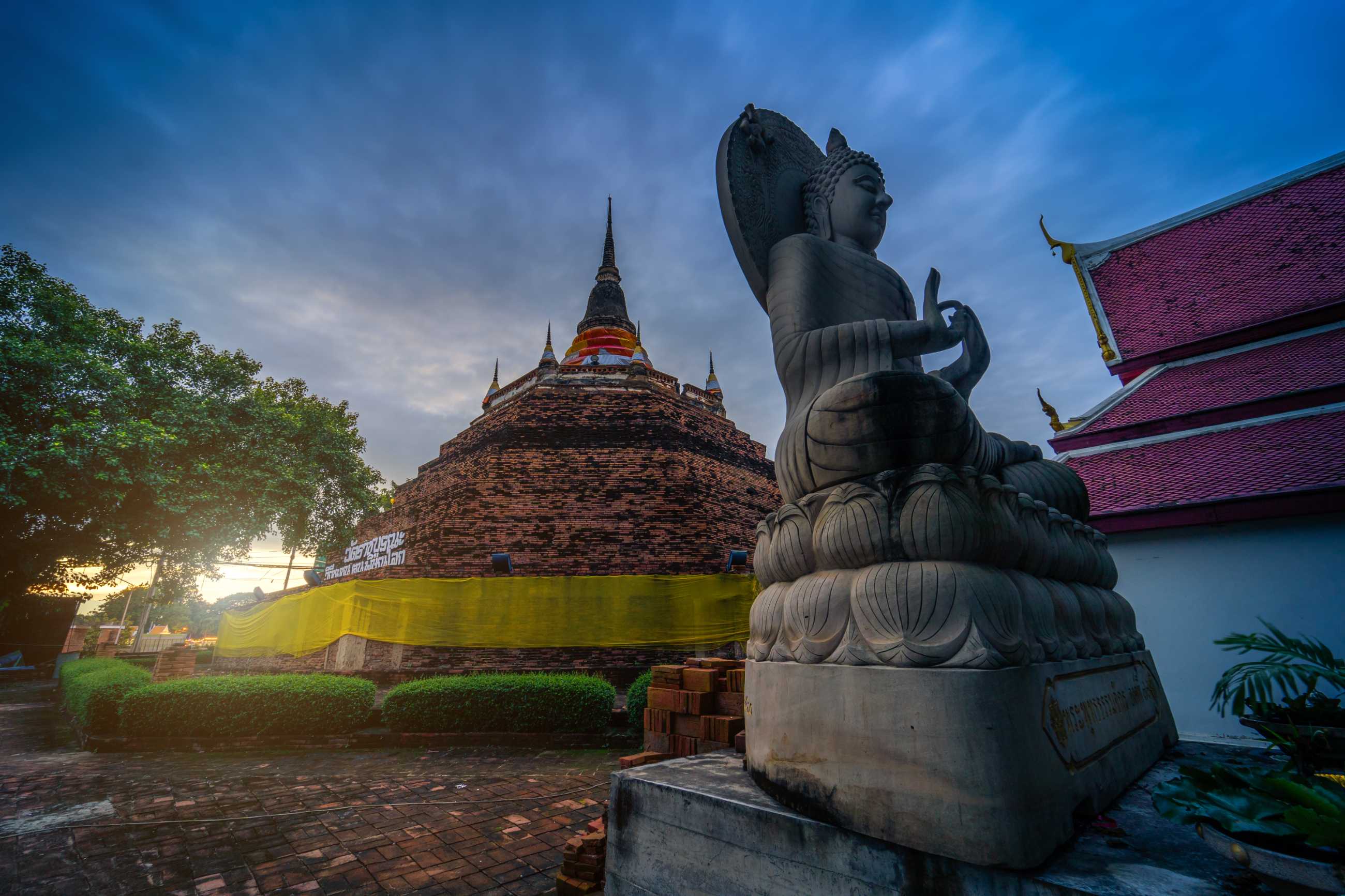 Bangkok-Ratchaburana Temple, a famous temple from the Ayutthaya period, the beauty of Thai architecture