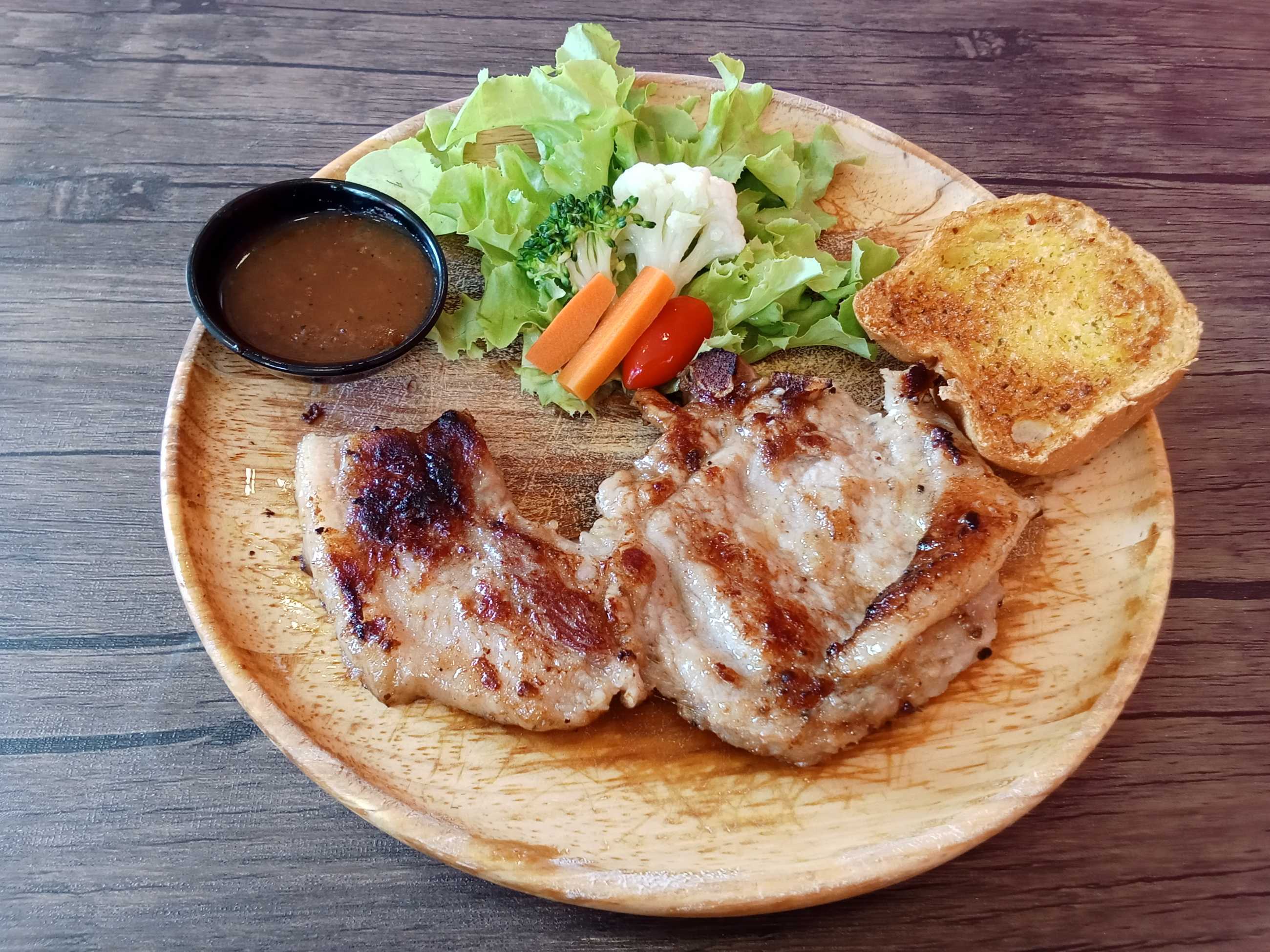 Bangkok-Q STEAK restaurant in Bangkok's university district, eat a big pork chop steak