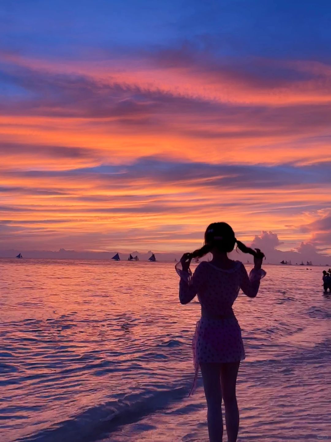 Boracay-Watching the sunset at Boracay's White Beach, 🌄the sky is painted orange and pink