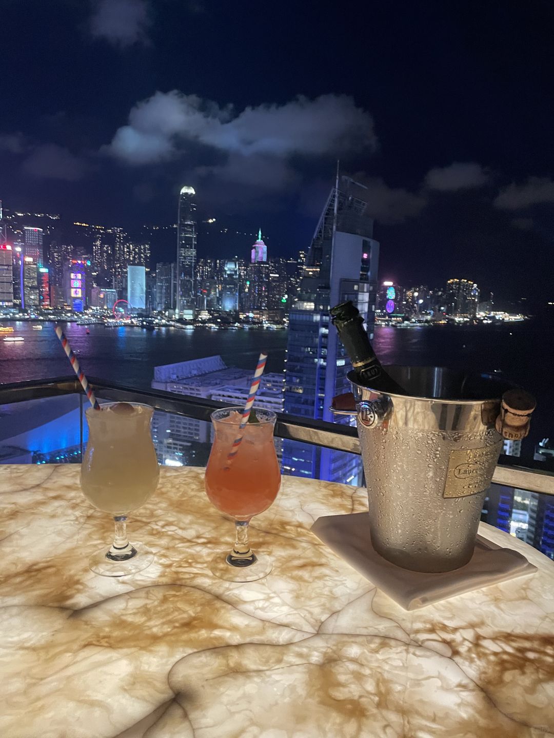 Hong kong-Eye Bar, Tsim Sha Tsui, Hong Kong, where you can see the night view of Victoria Harbour