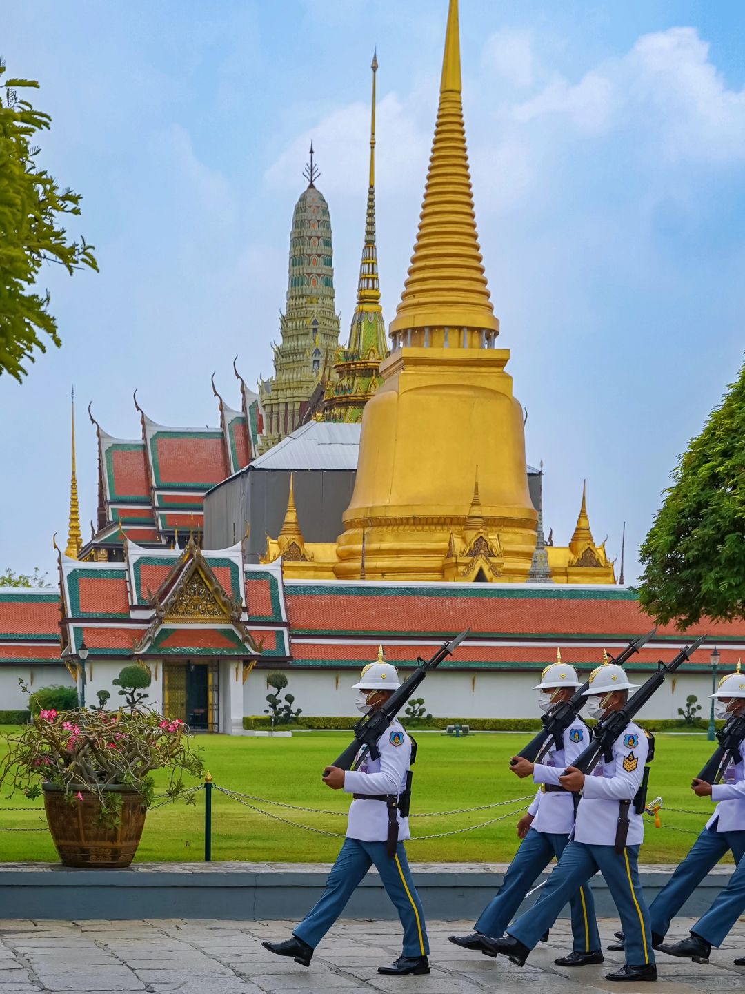 Bangkok-Bangkok travel tour to visit Wat Arun, Big Buddha at Wat Pratunam, Bubble In The Forest