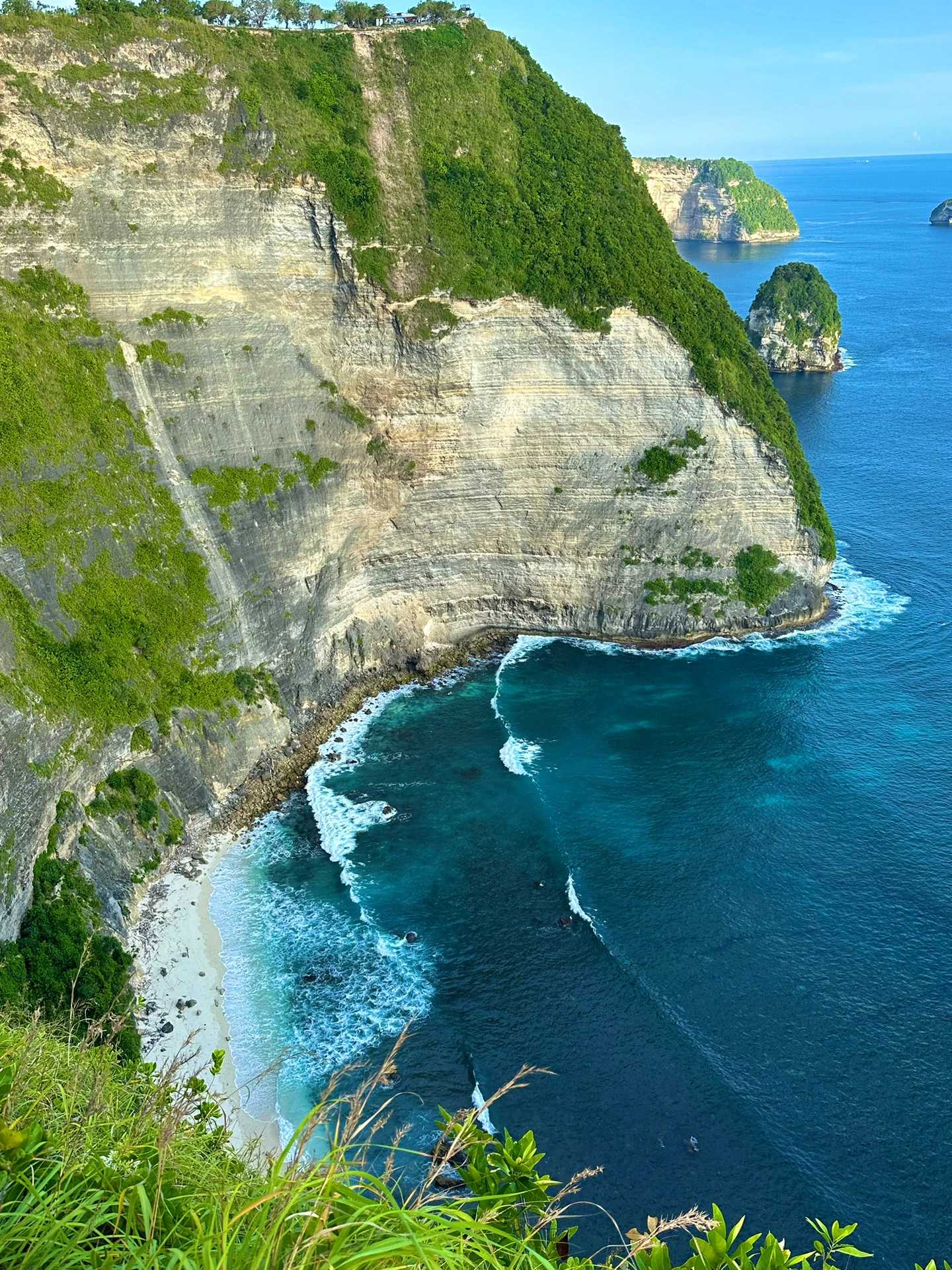 Bali-Travel to Peneda Island in Bali, ride a motorcycle to explore the Broken Beach and Elf Beach