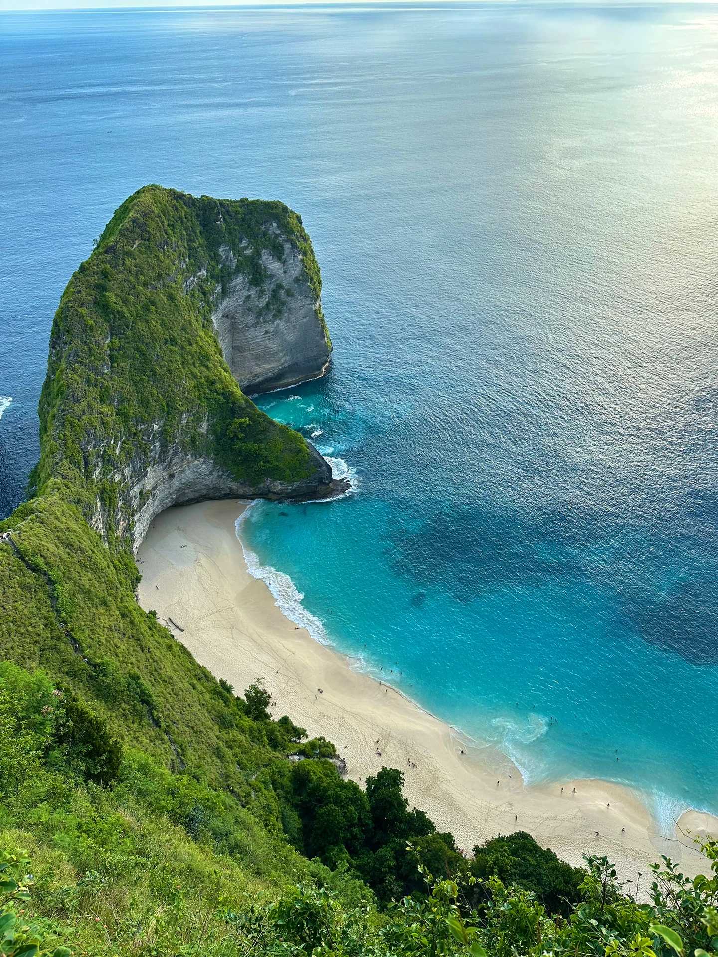 Bali-Travel to Peneda Island in Bali, ride a motorcycle to explore the Broken Beach and Elf Beach