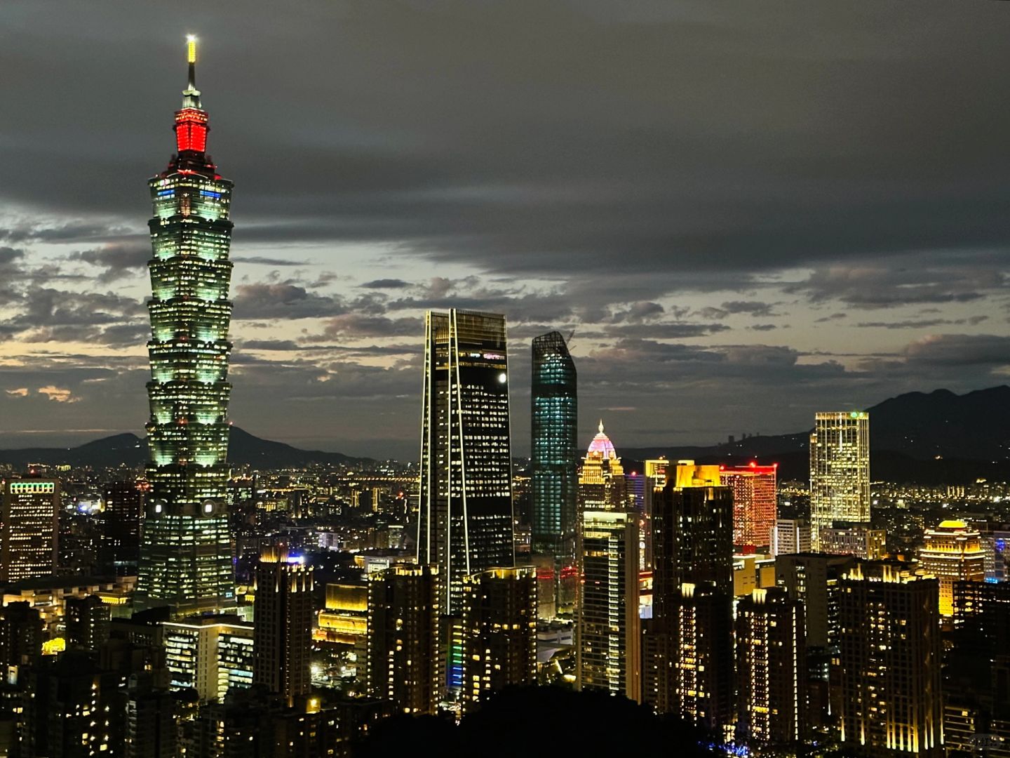 Taiwan-3-day travel guide to Taipei. 🚶Visit Ximending, Shilin Night Market and Elephant Mountain