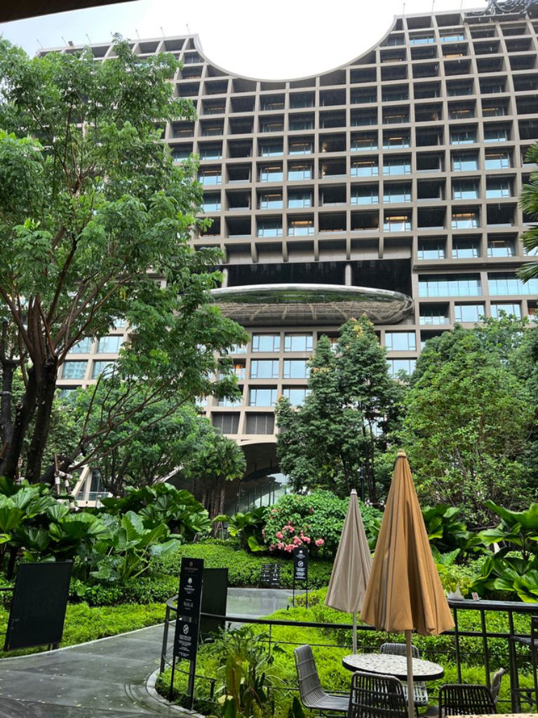 Bangkok-The Kempinski Hotel Bangkok has large floor-to-ceiling windows that allow sunlight to fill the room.