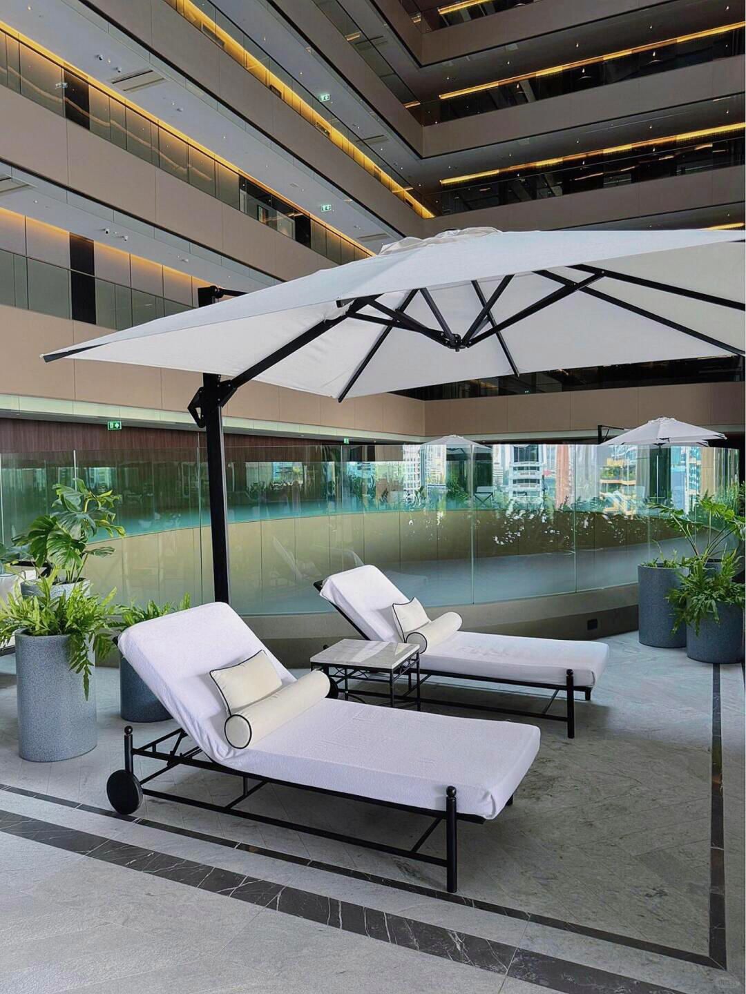 Bangkok-The Kempinski Hotel Bangkok has large floor-to-ceiling windows that allow sunlight to fill the room.