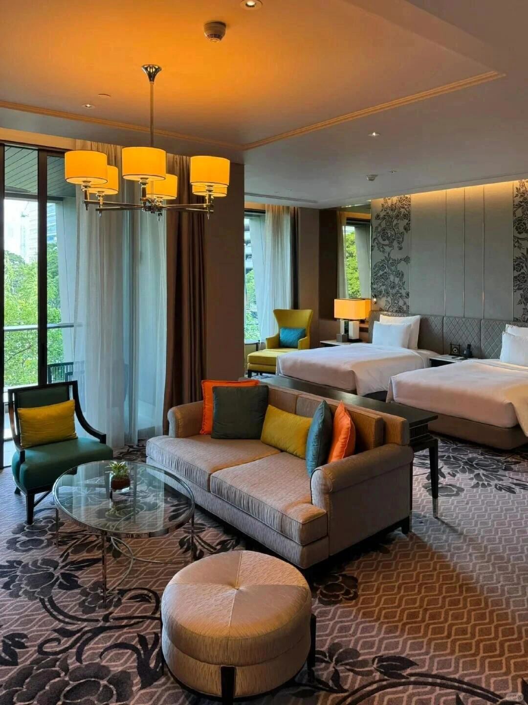 Bangkok-The Kempinski Hotel Bangkok has large floor-to-ceiling windows that allow sunlight to fill the room.