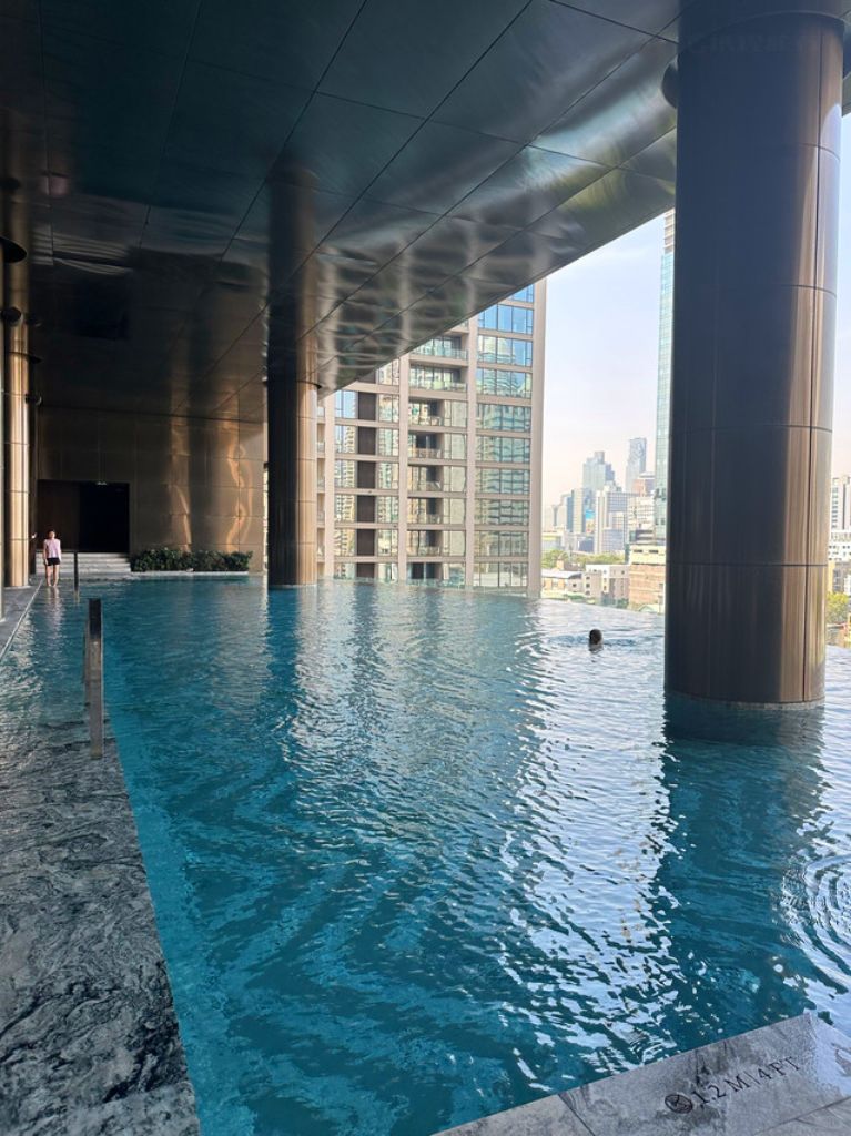 Bangkok-The Kempinski Hotel Bangkok has large floor-to-ceiling windows that allow sunlight to fill the room.