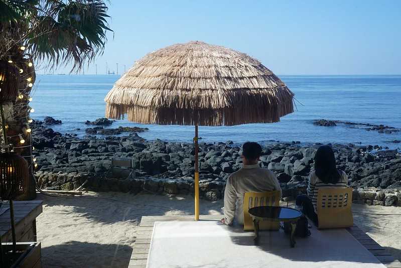 Busan/Jeju-Jeju Island Aewol Seaview Cafe 해지개. First row by the sea, beach, parasol, great holiday atmosphere