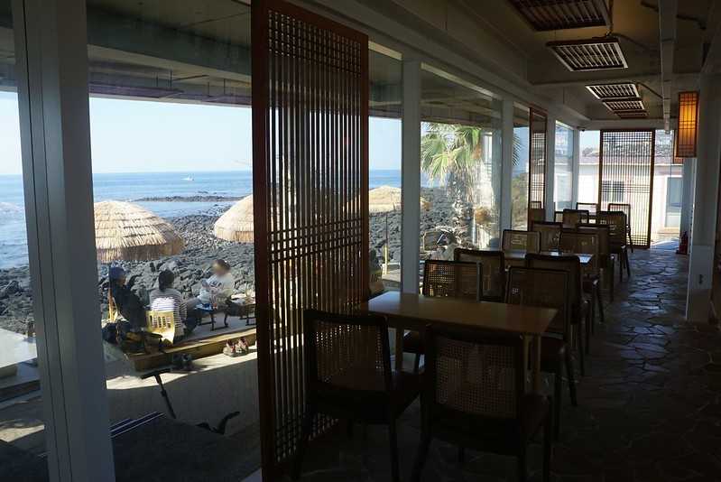 Busan/Jeju-Jeju Island Aewol Seaview Cafe 해지개. First row by the sea, beach, parasol, great holiday atmosphere