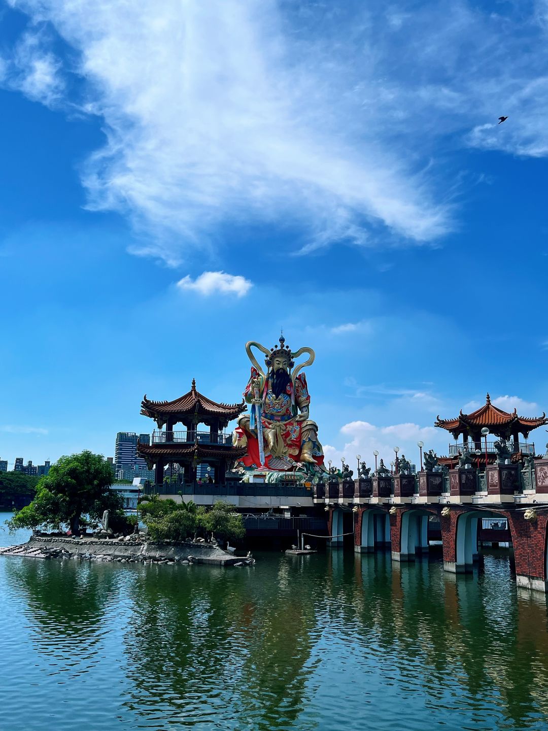 Taiwan-Kaohsiung Zuoying Lotus Pond Scenic Area, the legendary magical Chinese style