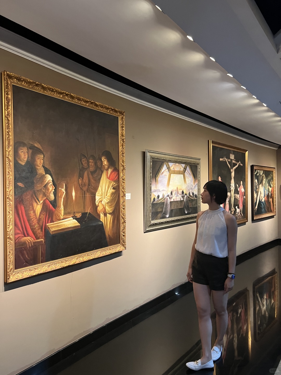 Jakarta-Galeria Sophilia in Jakarta combines well-known Western art works with collections from various dynasties in China