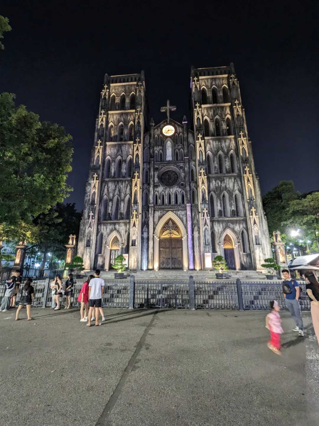 Hanoi-City walks in Hanoi, Vietnam. Visit the Temple of Literature, Hoan Kiem Lake, Hanoi Old Street and the Pink Church