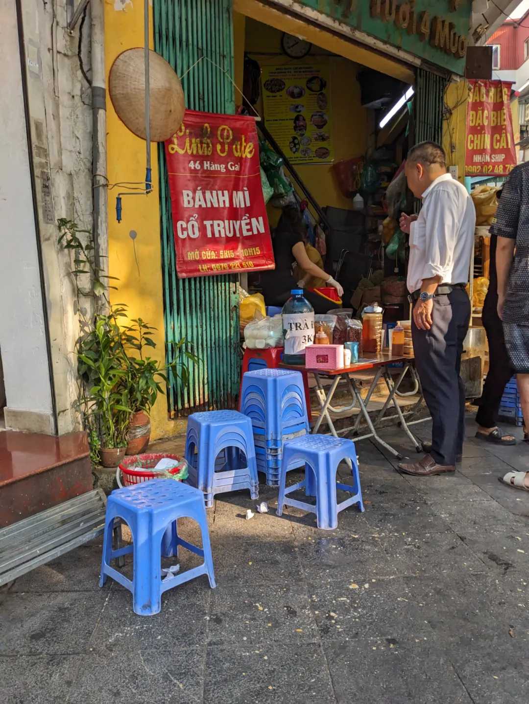 Hanoi-City walks in Hanoi, Vietnam. Visit the Temple of Literature, Hoan Kiem Lake, Hanoi Old Street and the Pink Church