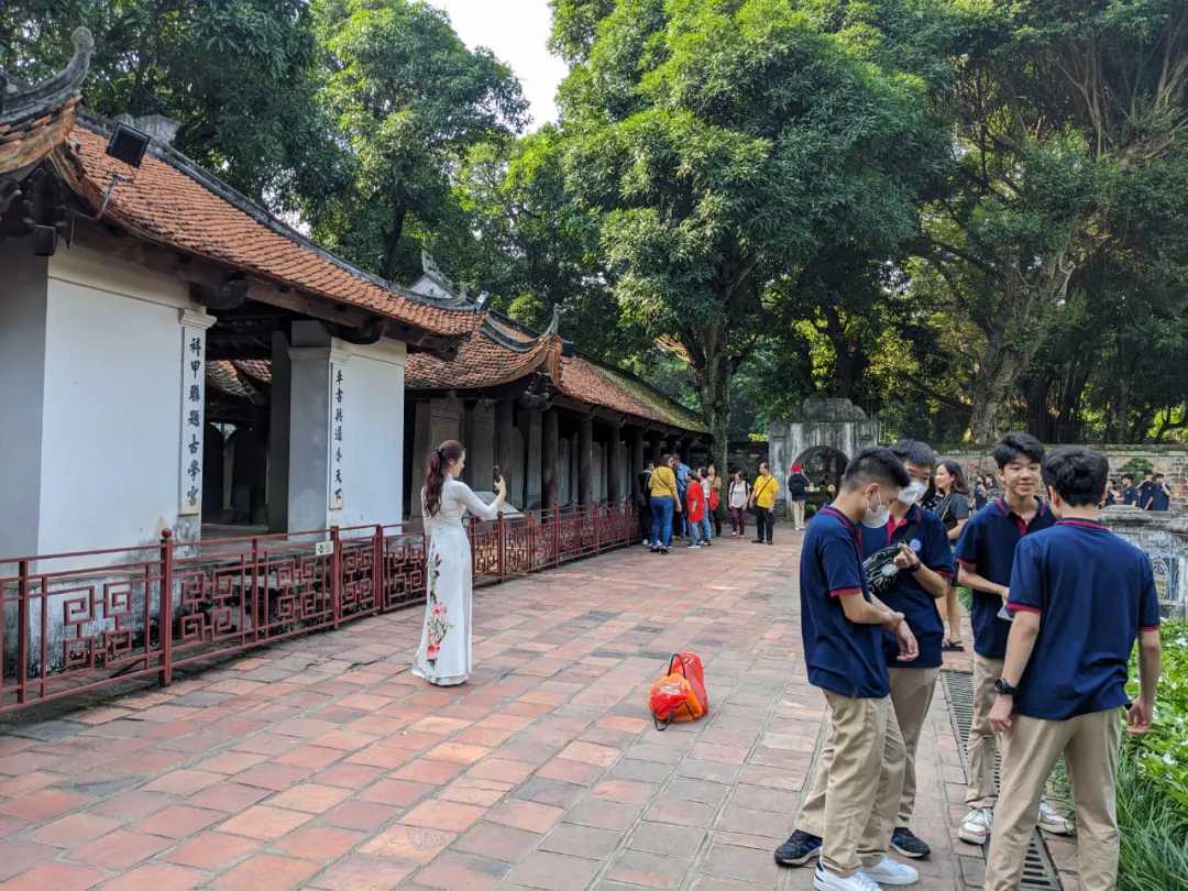 Hanoi-City walks in Hanoi, Vietnam. Visit the Temple of Literature, Hoan Kiem Lake, Hanoi Old Street and the Pink Church