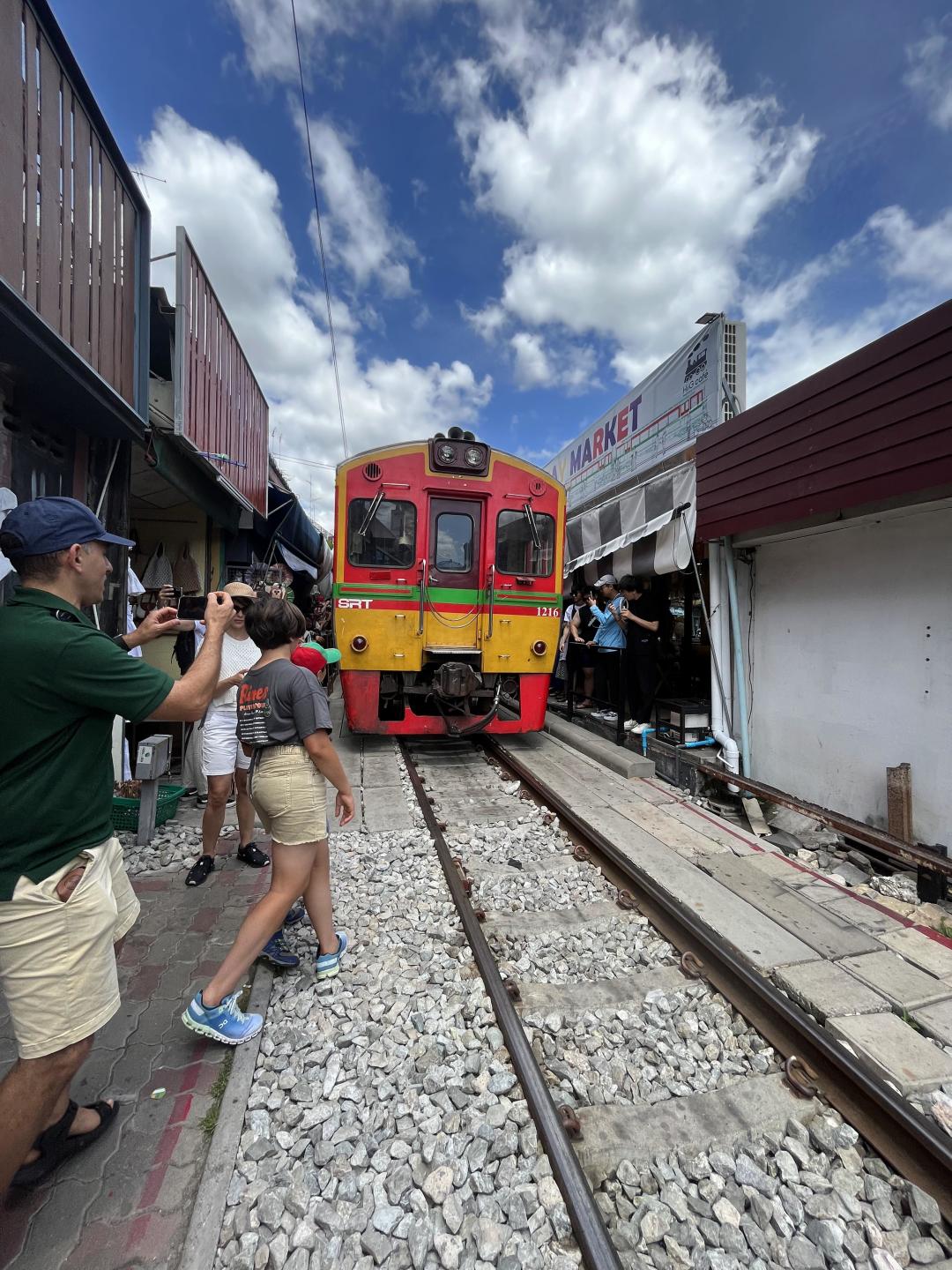 Bangkok-Bangkok Reclining Buddha Temple, Siam Center, Chulalongkorn Food Street, Maeklong Railway Market Travel Guide