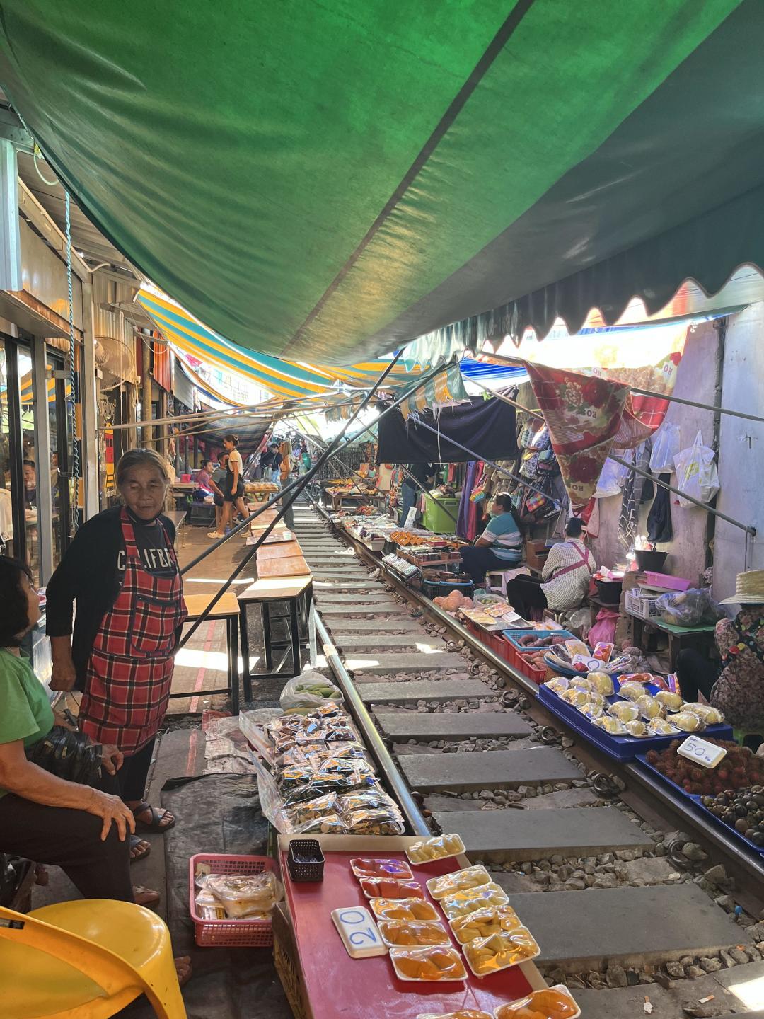 Bangkok-Bangkok Reclining Buddha Temple, Siam Center, Chulalongkorn Food Street, Maeklong Railway Market Travel Guide