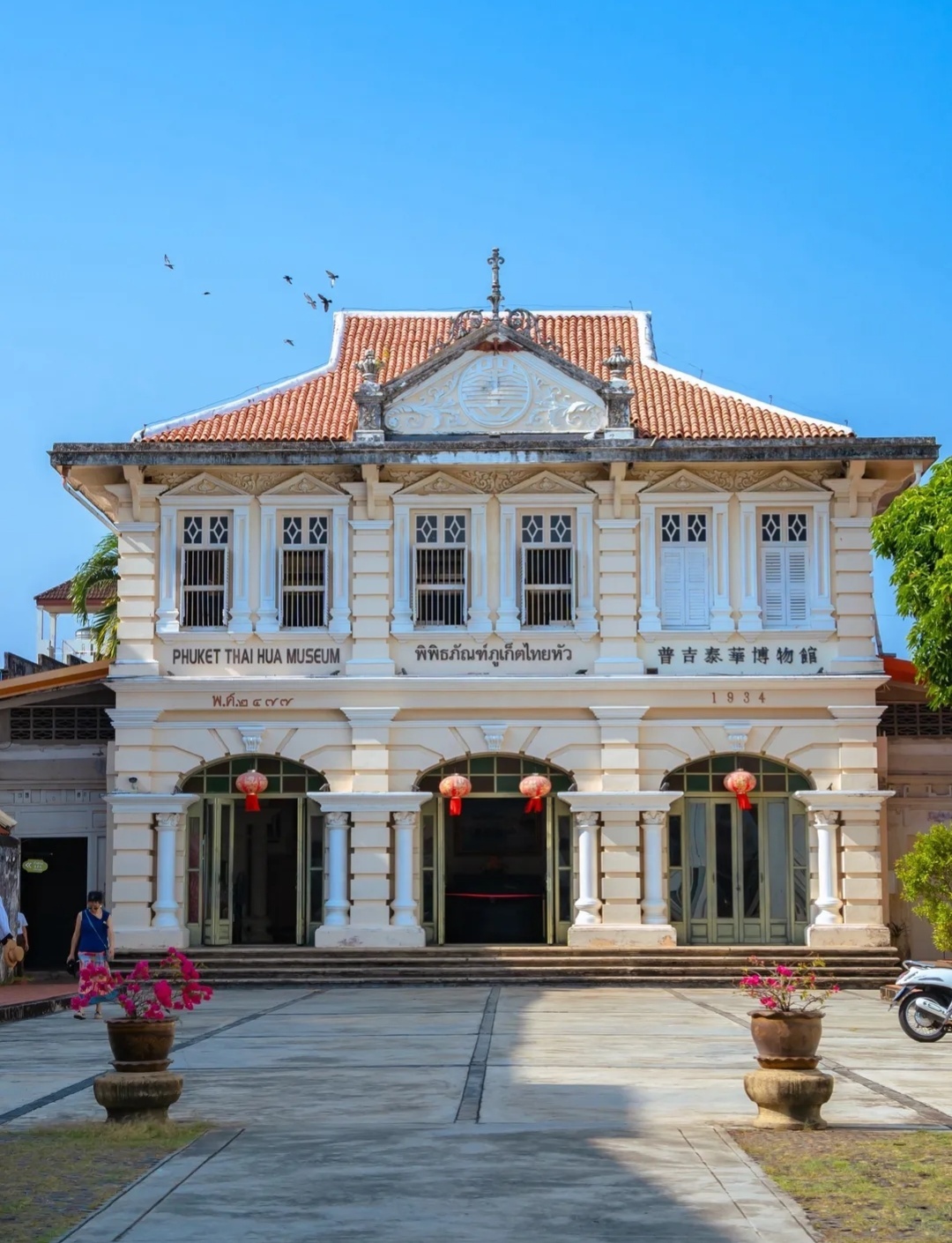 Phuket-Walking tour in Phuket Town. Visit the weekend night market, Rose Wall Cafe and Tiffany Blue House