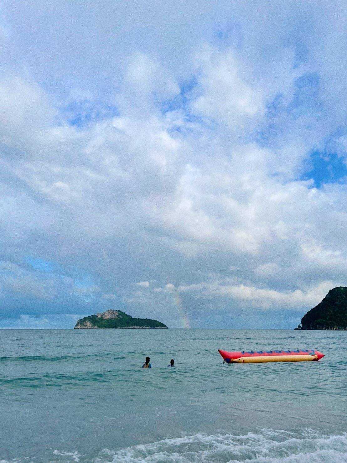 Bangkok-Omana, rent a rubber ring to play in the water, eat seafood, and lie on the beach