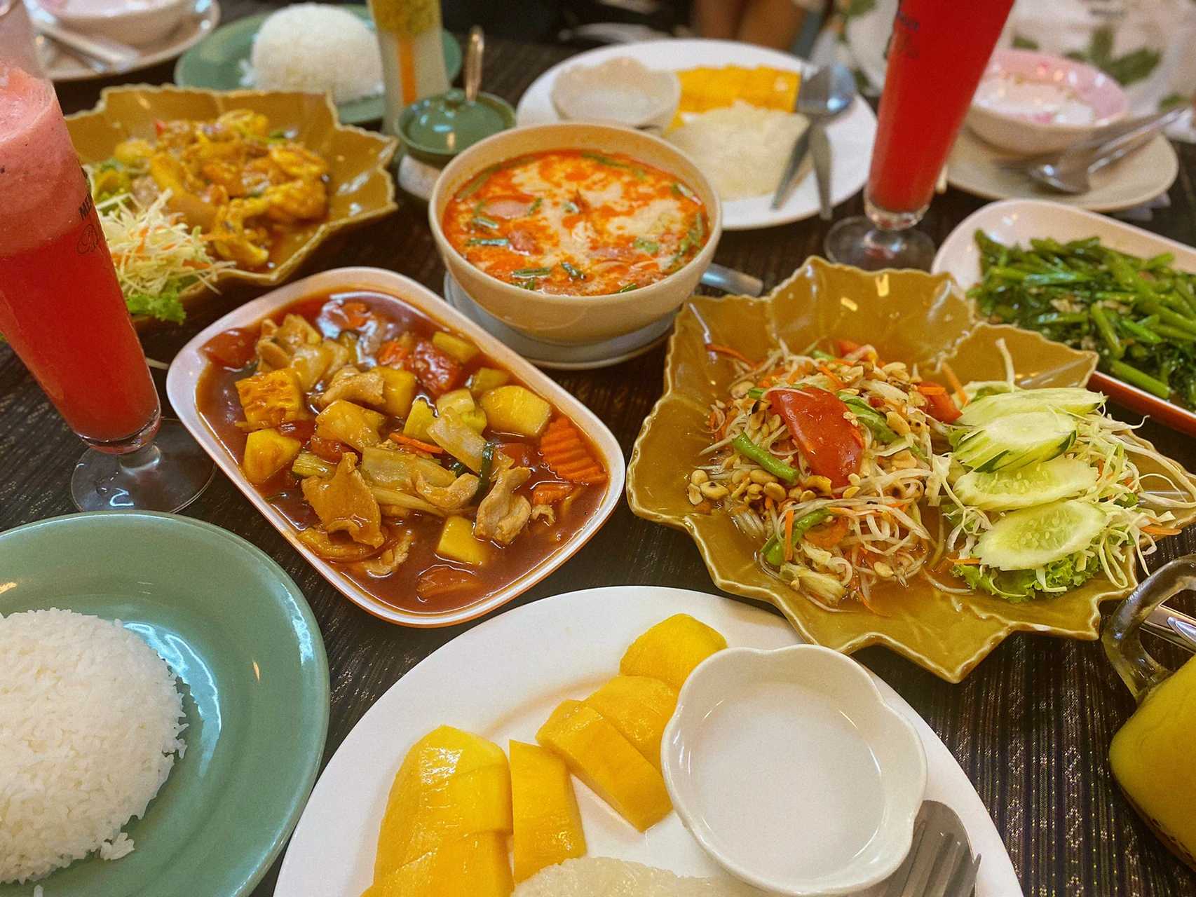 Phuket-Red Corner Restaurant in Kata Beach, Phuket, seafood curry and Tom Yum Goong are delicious