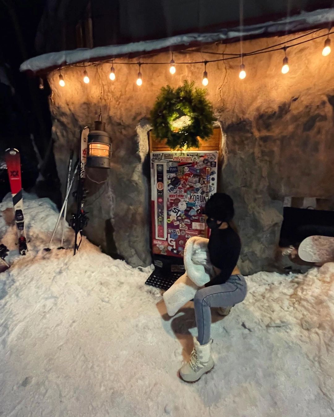 Sapporo/Hokkaido-NISEKO BAR in Niseko, Hokkaido, drinking in a dark cabin and watching the snow outside