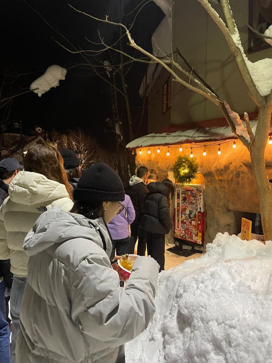 Sapporo/Hokkaido-NISEKO BAR in Niseko, Hokkaido, drinking in a dark cabin and watching the snow outside