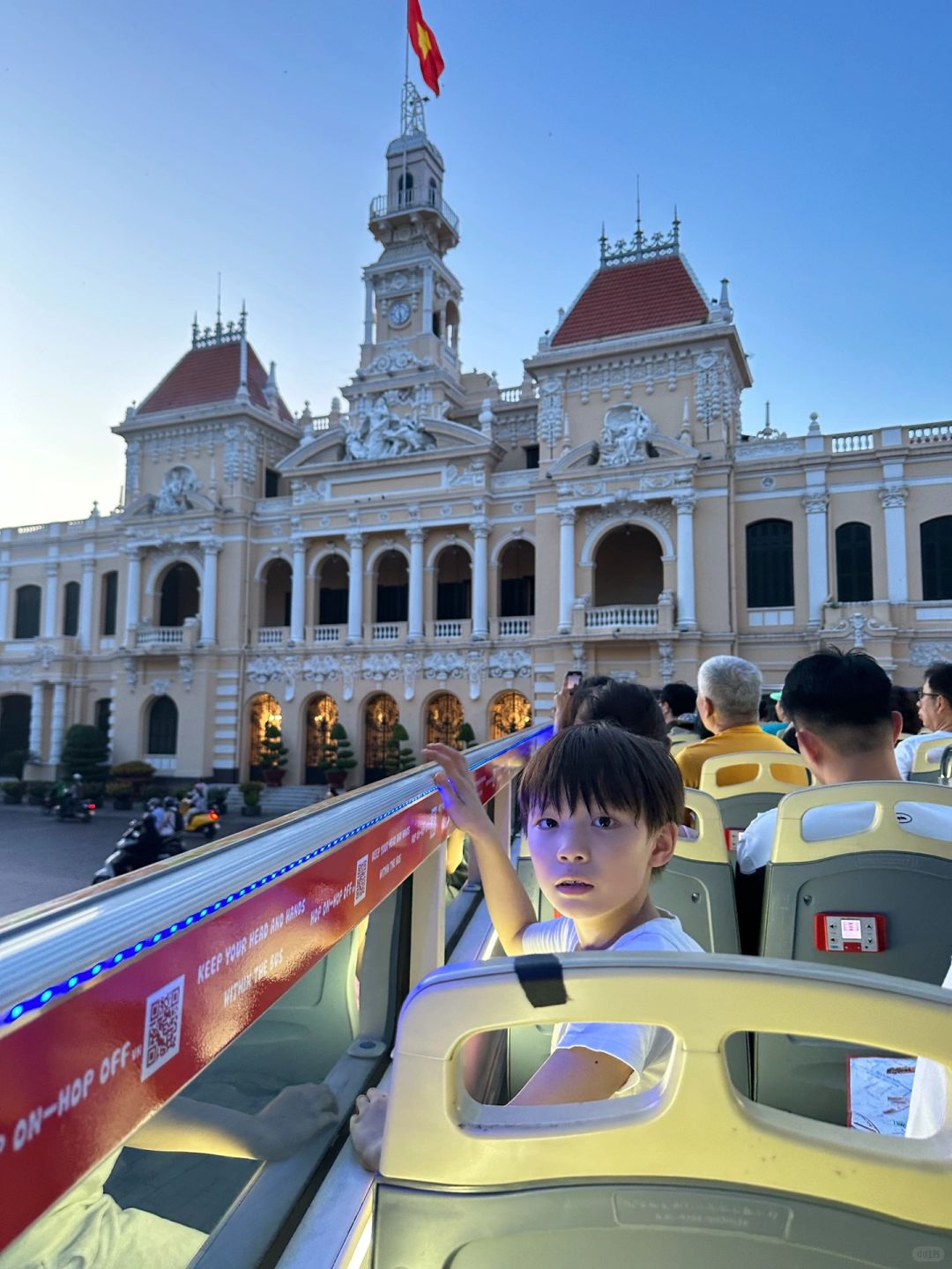 Ho Chi Minh-Ho Chi Minh double-decker sightseeing bus, experiencing the transition from evening night