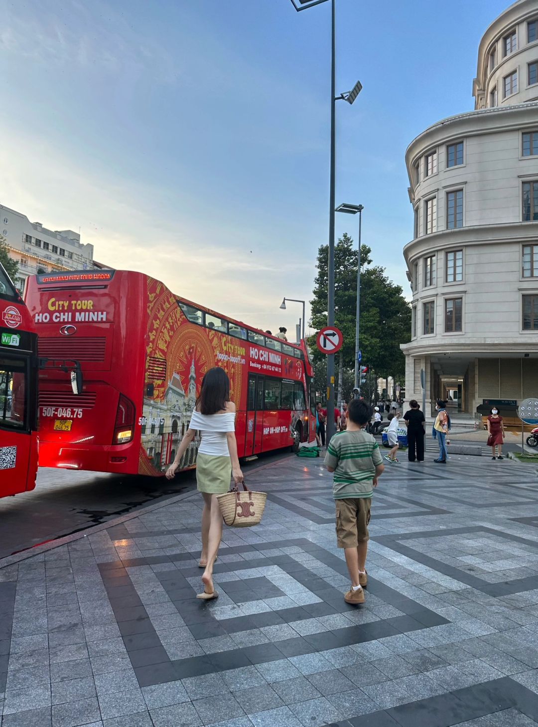 Ho Chi Minh-Ho Chi Minh double-decker sightseeing bus, experiencing the transition from evening night