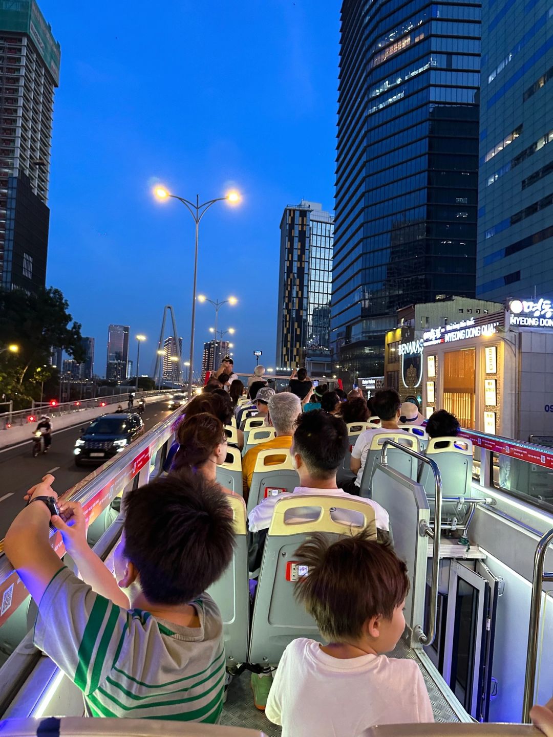 Ho Chi Minh-Ho Chi Minh double-decker sightseeing bus, experiencing the transition from evening night