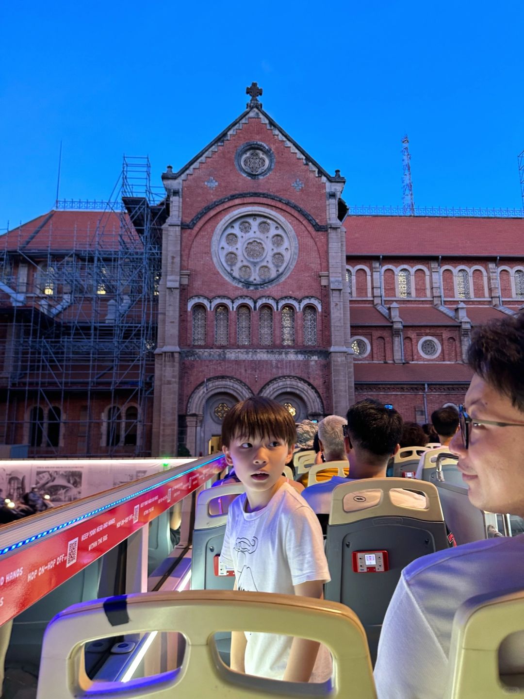 Ho Chi Minh-Ho Chi Minh double-decker sightseeing bus, experiencing the transition from evening night