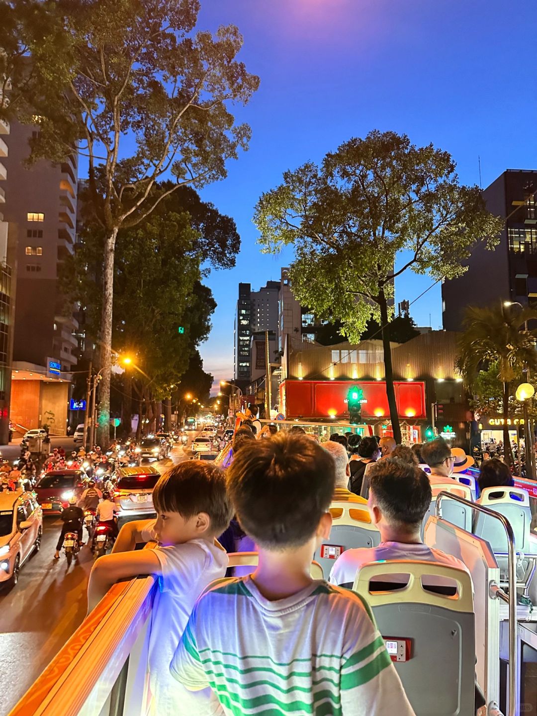 Ho Chi Minh-Ho Chi Minh double-decker sightseeing bus, experiencing the transition from evening night